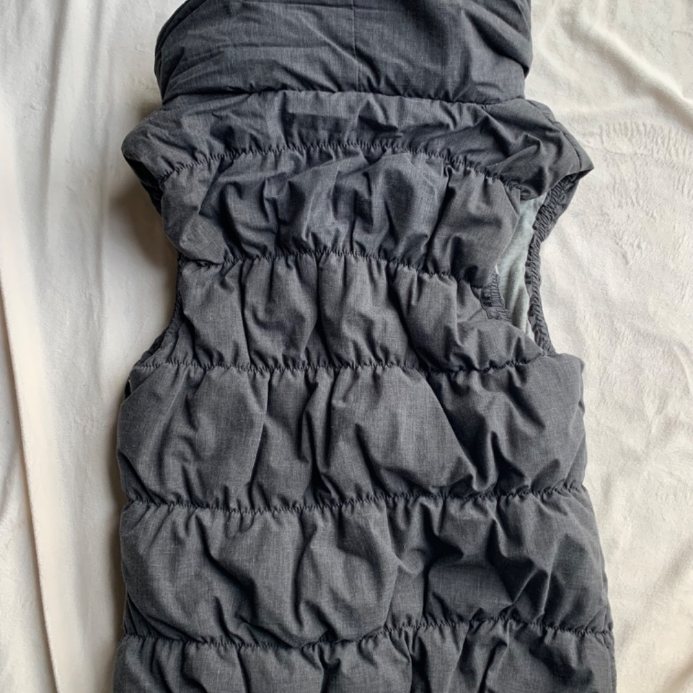 Bench puffer vest with hood - Picture 2 of 7